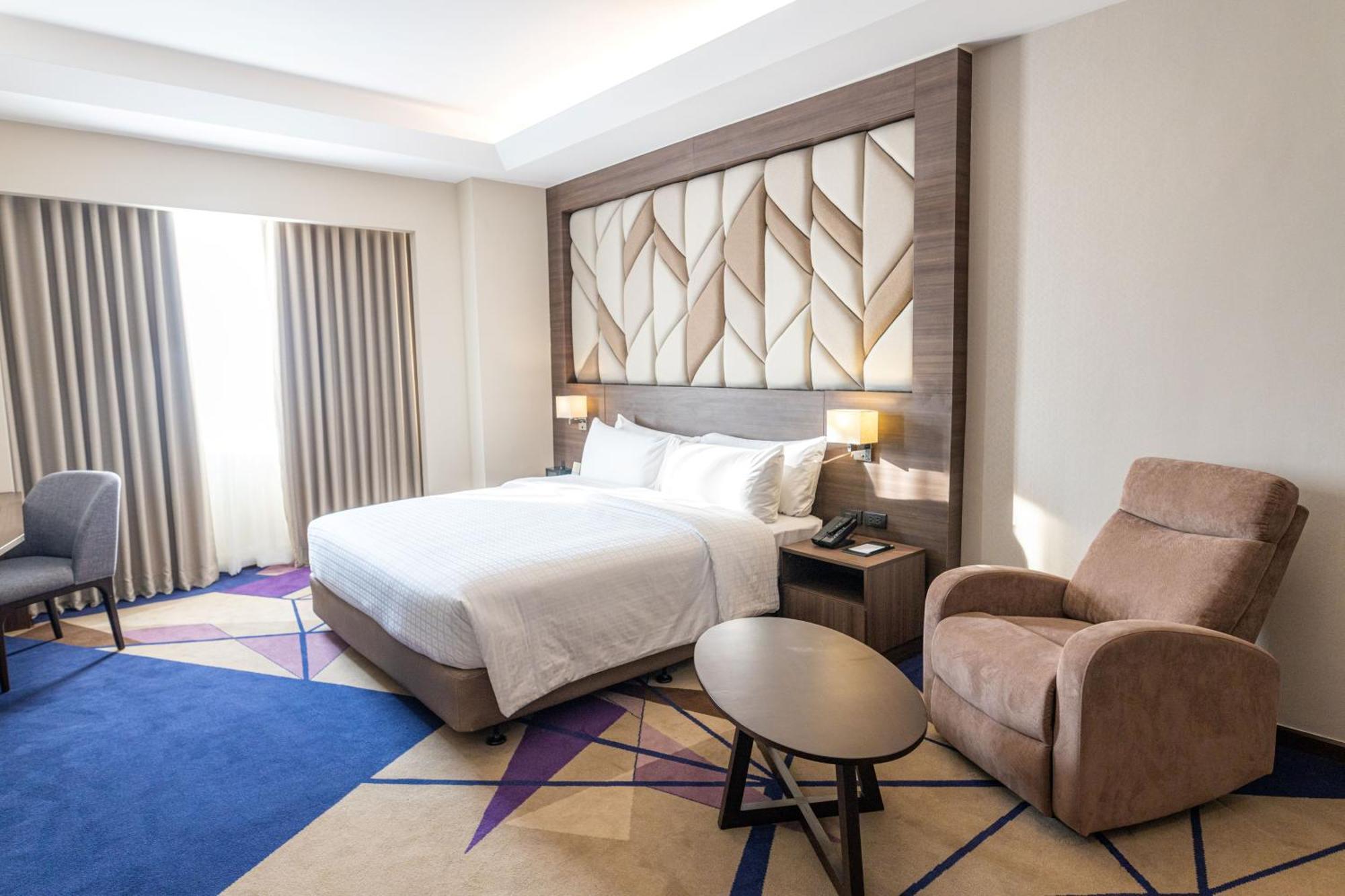 Luxent Hotel Quezon City Exteriör bild