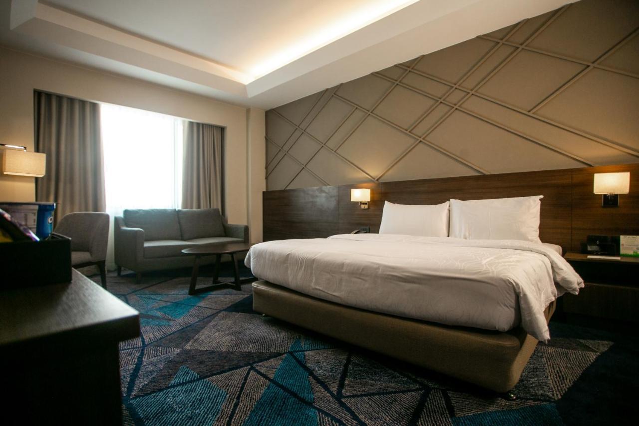 Luxent Hotel Quezon City Exteriör bild